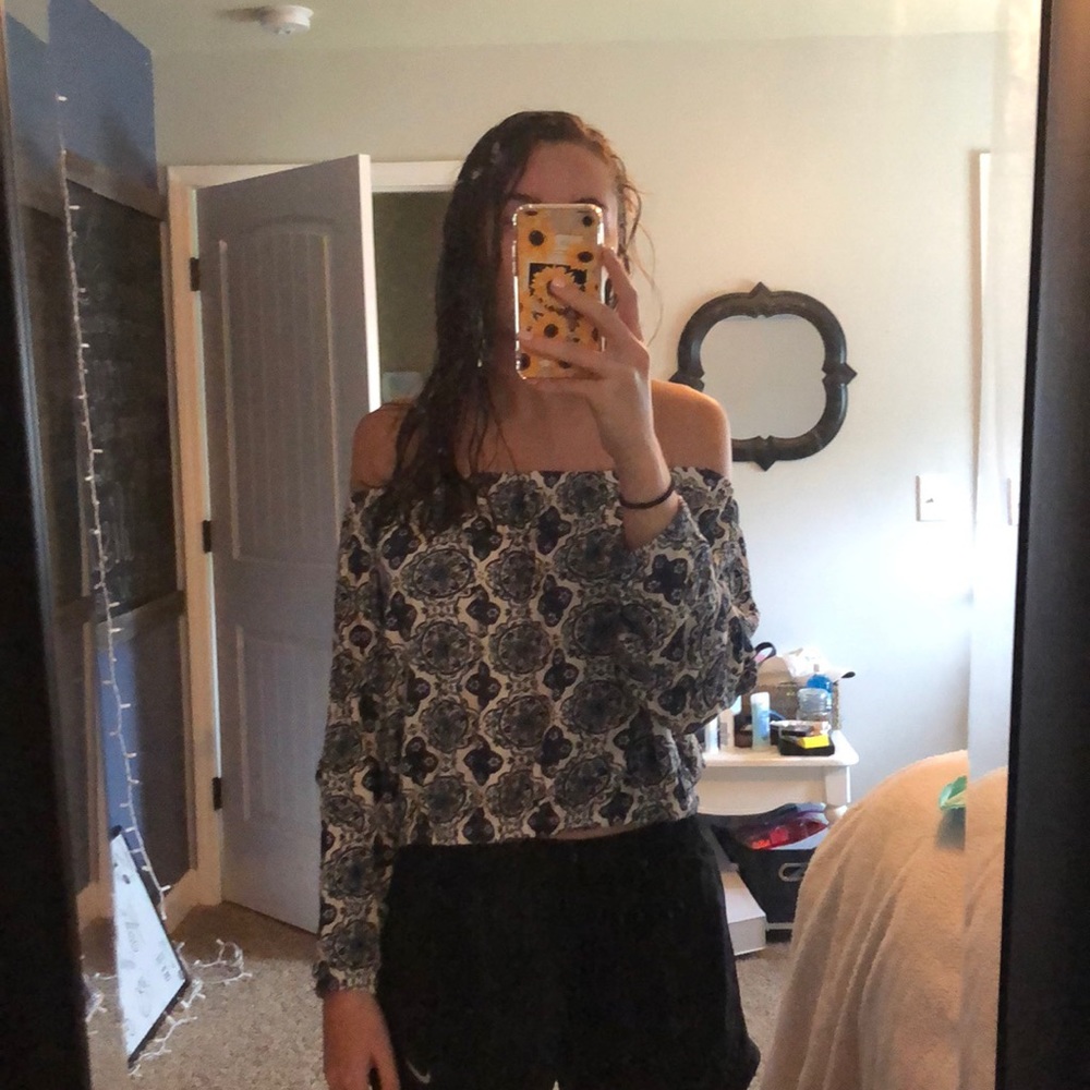 Off the shoulder cute bench top!!